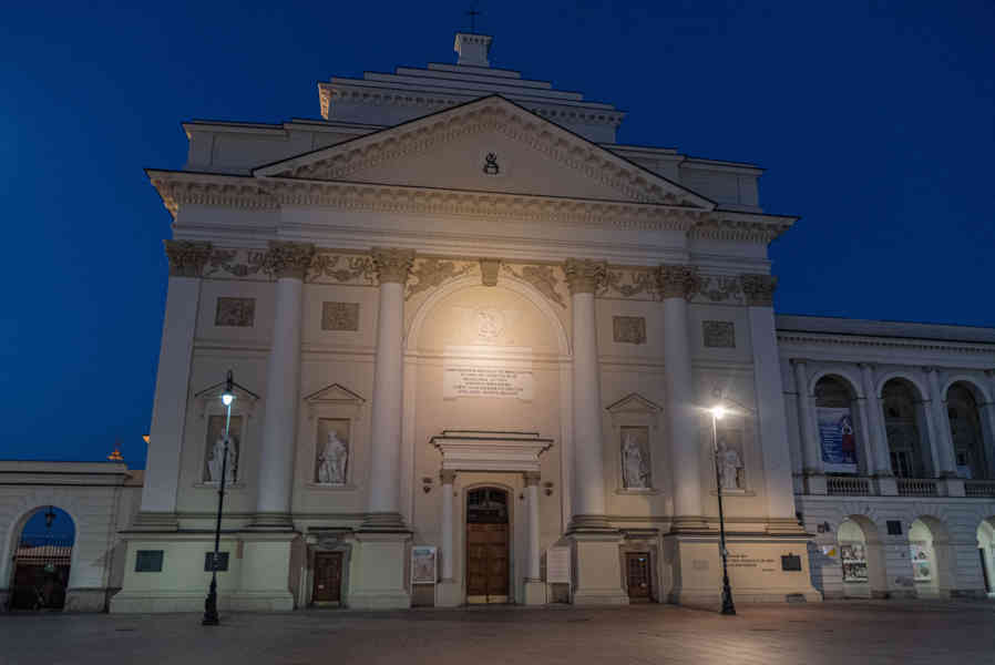 Polonia - Varsovia 111 - iglesia de Santa Ana.jpg